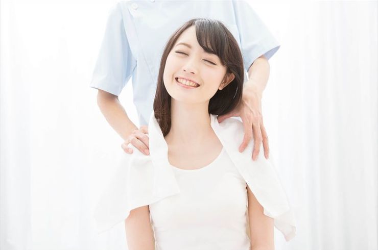 鍼を受けている女性